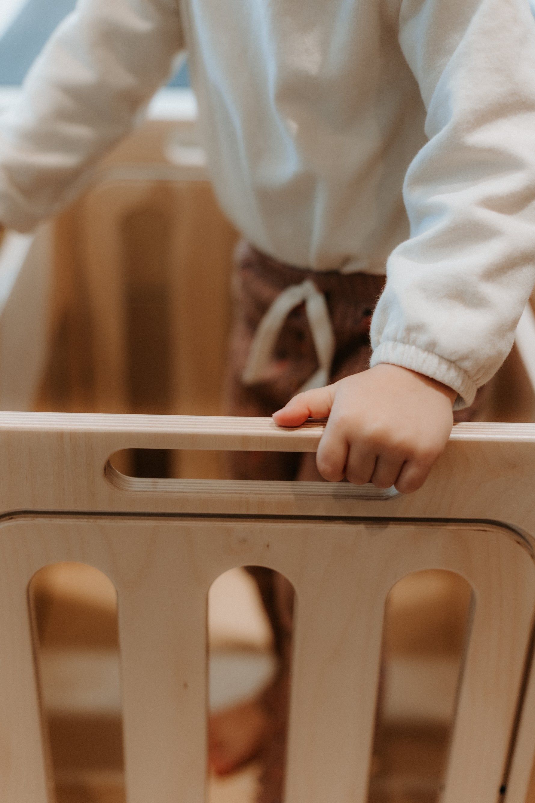 Kinderhand am sicheren Griff des Lernturms Favority