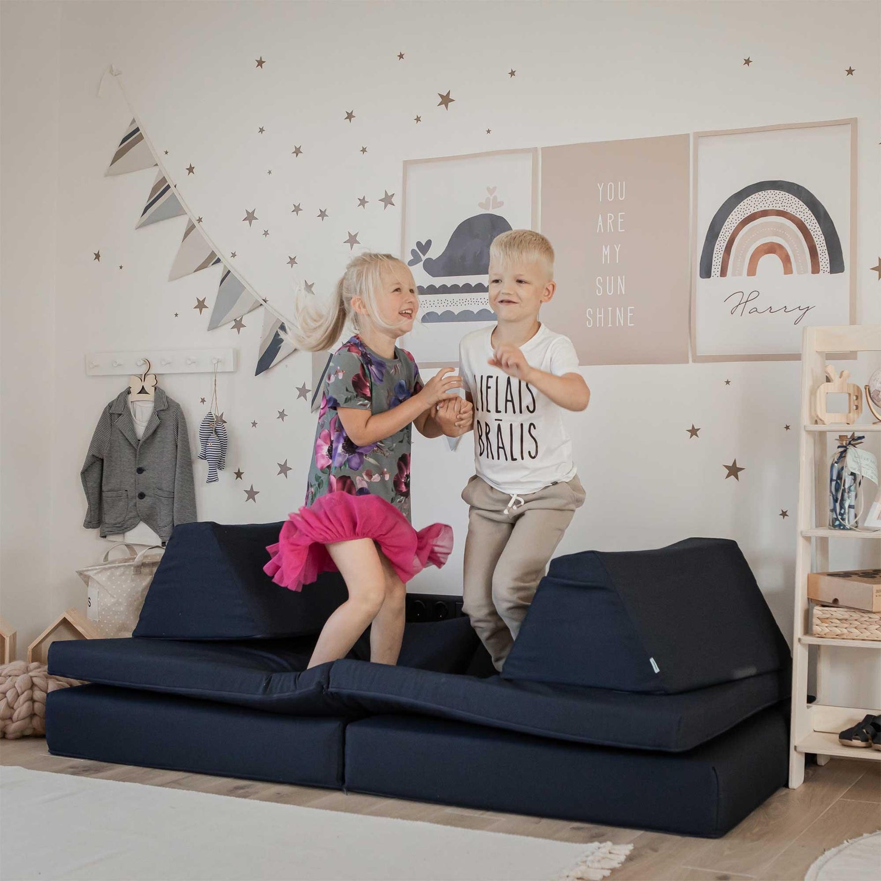 Universelles Kindersofa von monboxy in Navy Blau - Kletterling – einfach Kind sein