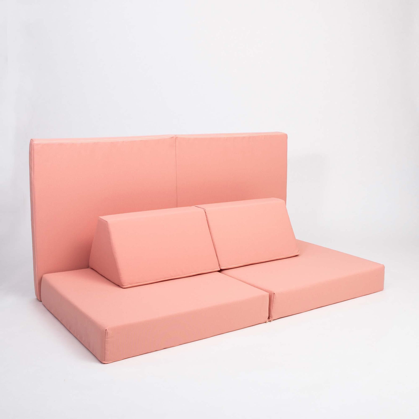 Universelles Kindersofa von monboxy in Lachsrosa - Kletterling – einfach Kind sein