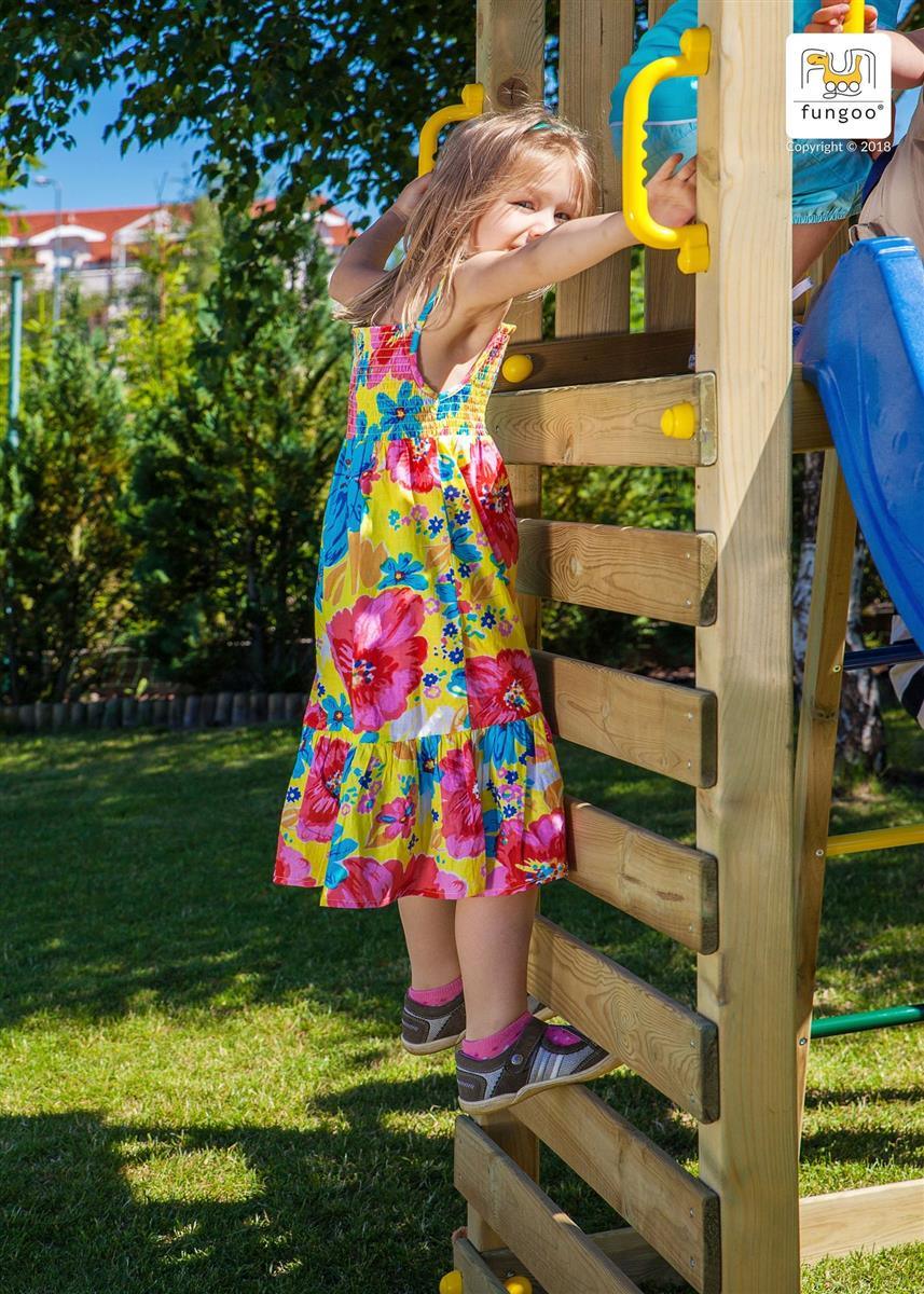 Spielturm für 6 Kids - Carol 1 mit Rutsche, Leiter, Griffe, Holzdach, Bodenanker und Klettersprossen - Kletterling – einfach Kind sein