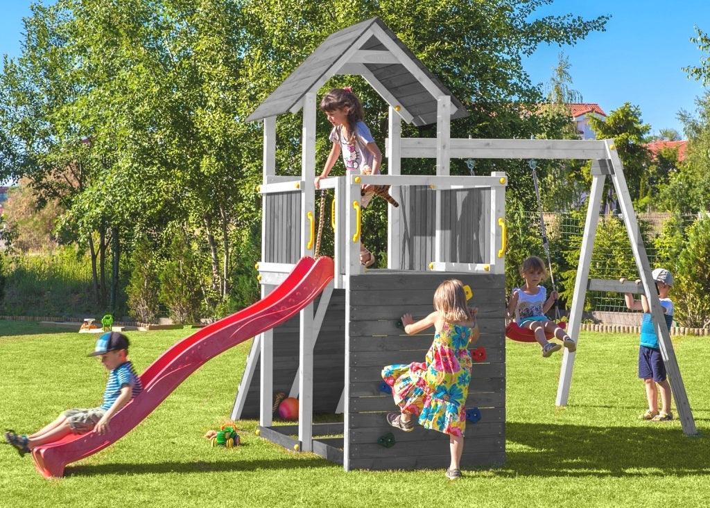 Spielturm Carol 3 in Grau/Weiß für bis zu 10 Kinder mit Rutsche, Holzdach, Griffe, Rampe, Schaukel und Kletterwand - Kletterling – einfach Kind sein