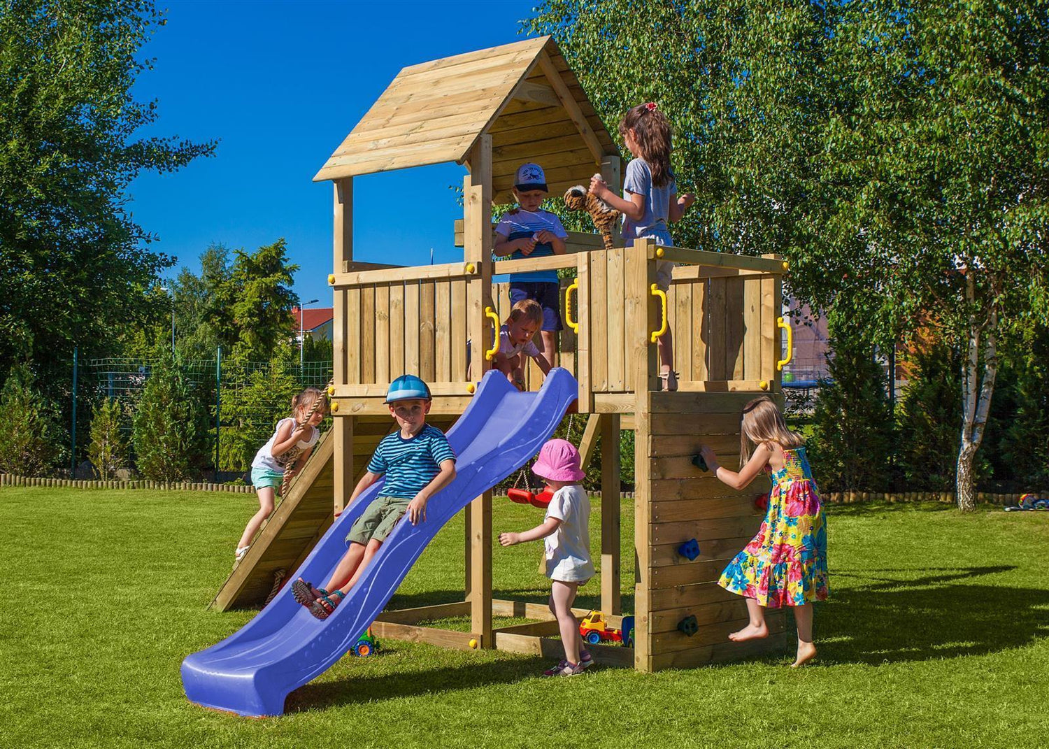Spielturm Carol 3 KDI für bis zu 10 Kinder mit Rutsche, Holzdach, Griffe, Rampe, Schaukel und Kletterwand - Kletterling – einfach Kind sein