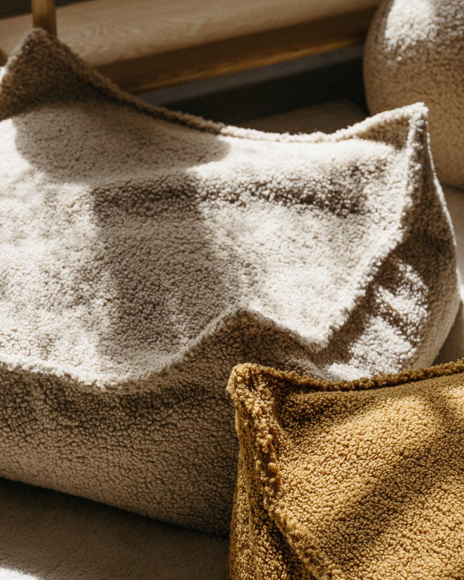 wigiwama Sitzkissen Ottoman in Beige aus Teddy - Stoff - Kletterling – einfach Kind sein