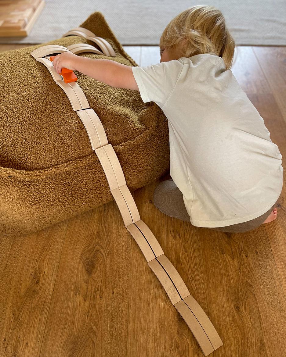wigiwama Sitzkissen Ottoman in Karamell aus Teddy - Stoff - Kletterling – einfach Kind sein
