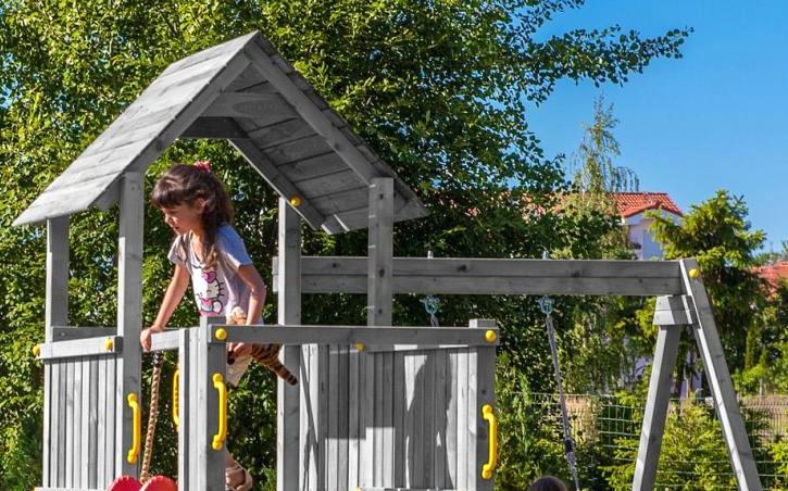 Spielturm Carol 3 in Grau für bis zu 10 Kinder mit Rutsche, Holzdach, Griffe, Rampe, Schaukel und Kletterwand