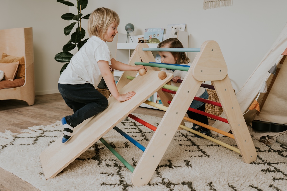 Kletterdreieck mit Rutsche von leg&go Regenbogen