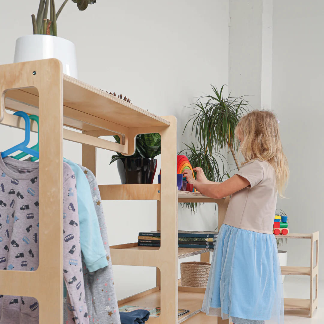 Montessori Kleiderschrank mit drei Etagen und Kleiderstange