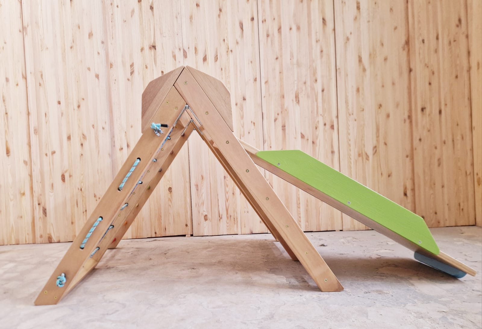 Kletterdreieck mit Rutsche aus Paulowina Holz - für Indoor und Outdoor mit 110cm Rutsche