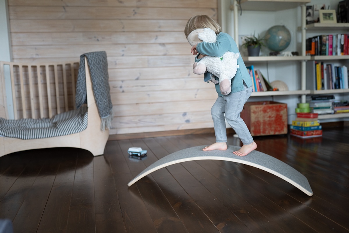 Balance Board aus Holz mit Filz-Unterseite von leg&go Grö?e M