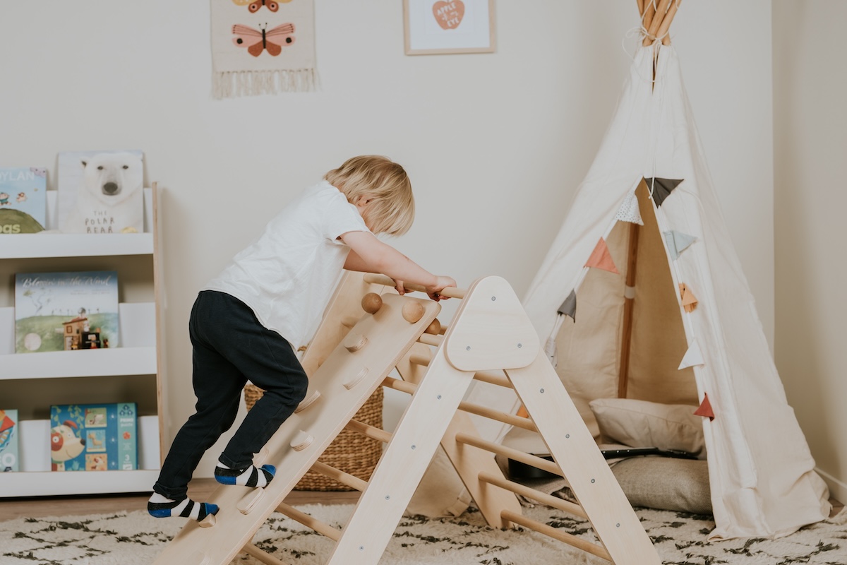 Kletterdreieck mit Rutsche von leg&go Natur