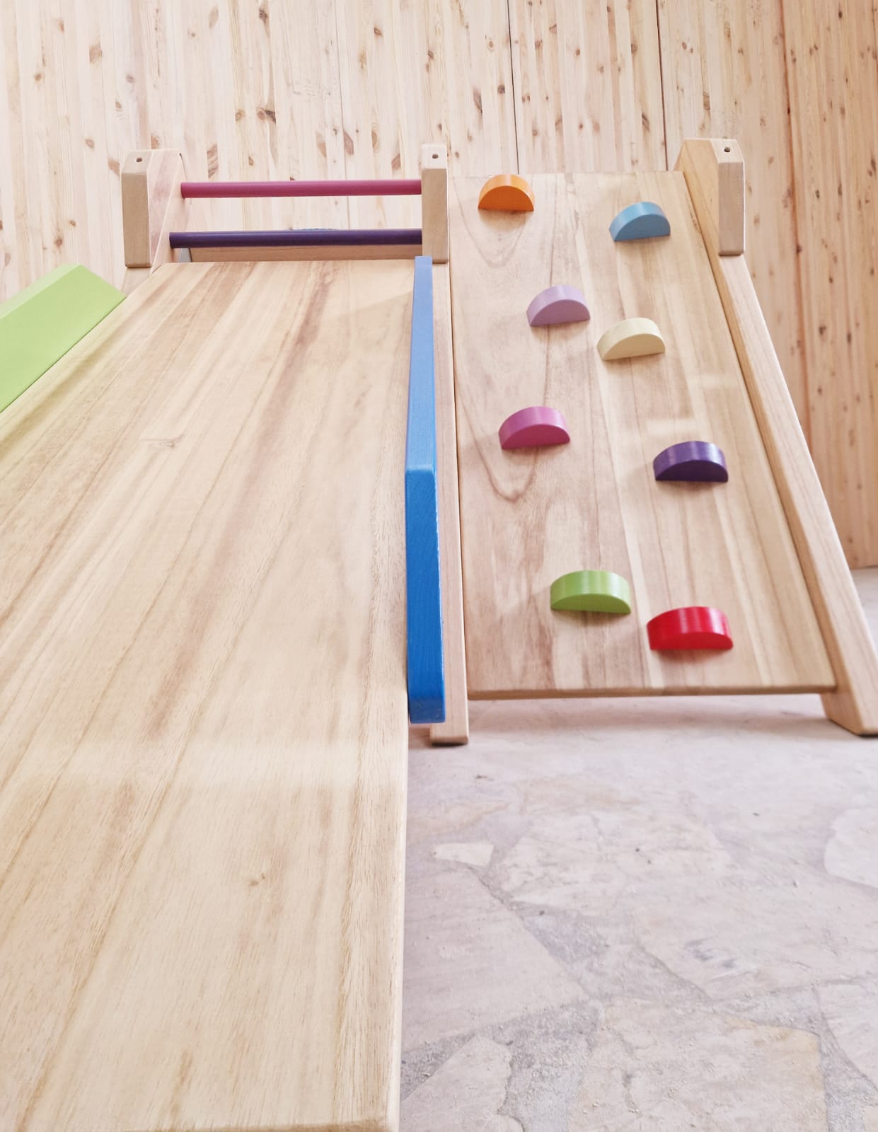 Kletterdreieck mit Rutsche aus Paulowina Holz - für Indoor und Outdoor mit 110cm Rutsche