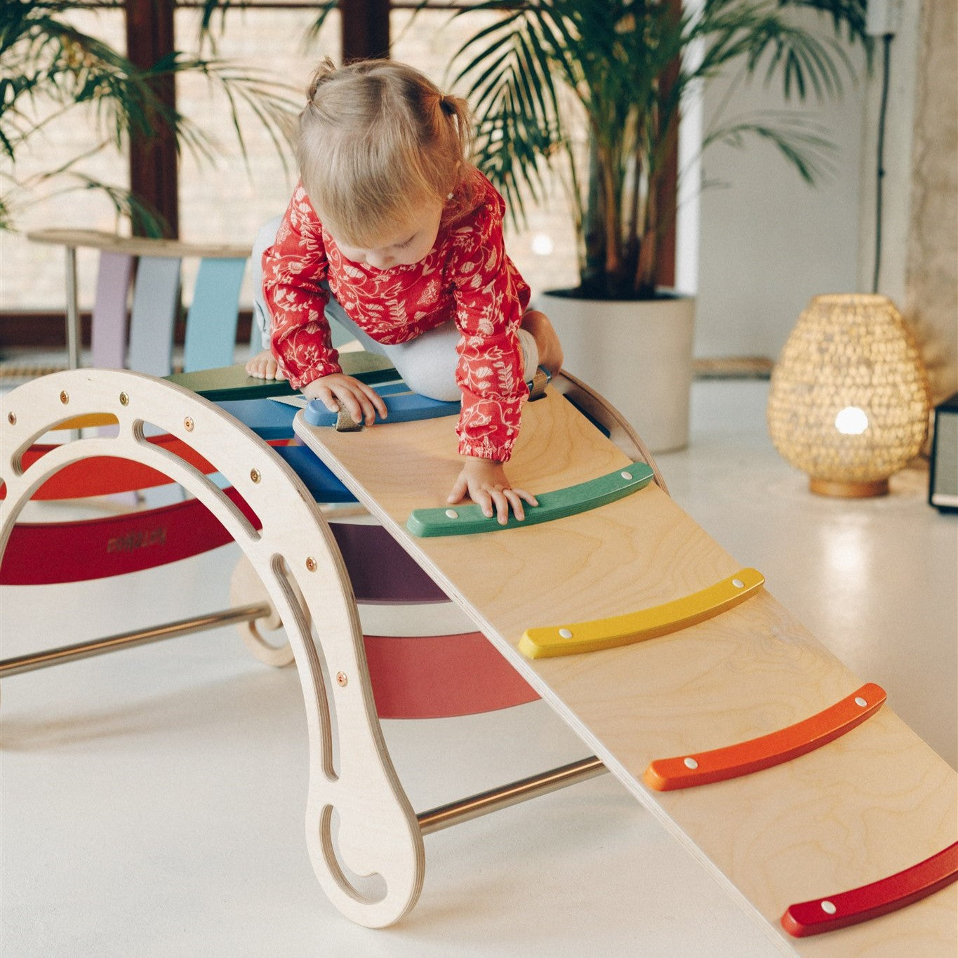 Montessori-Kletterbogen und Wippe Regenbogen