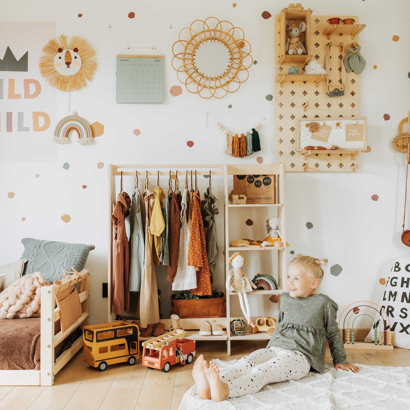 Kinderkleiderschrank nach Montessori Natur Lackiert