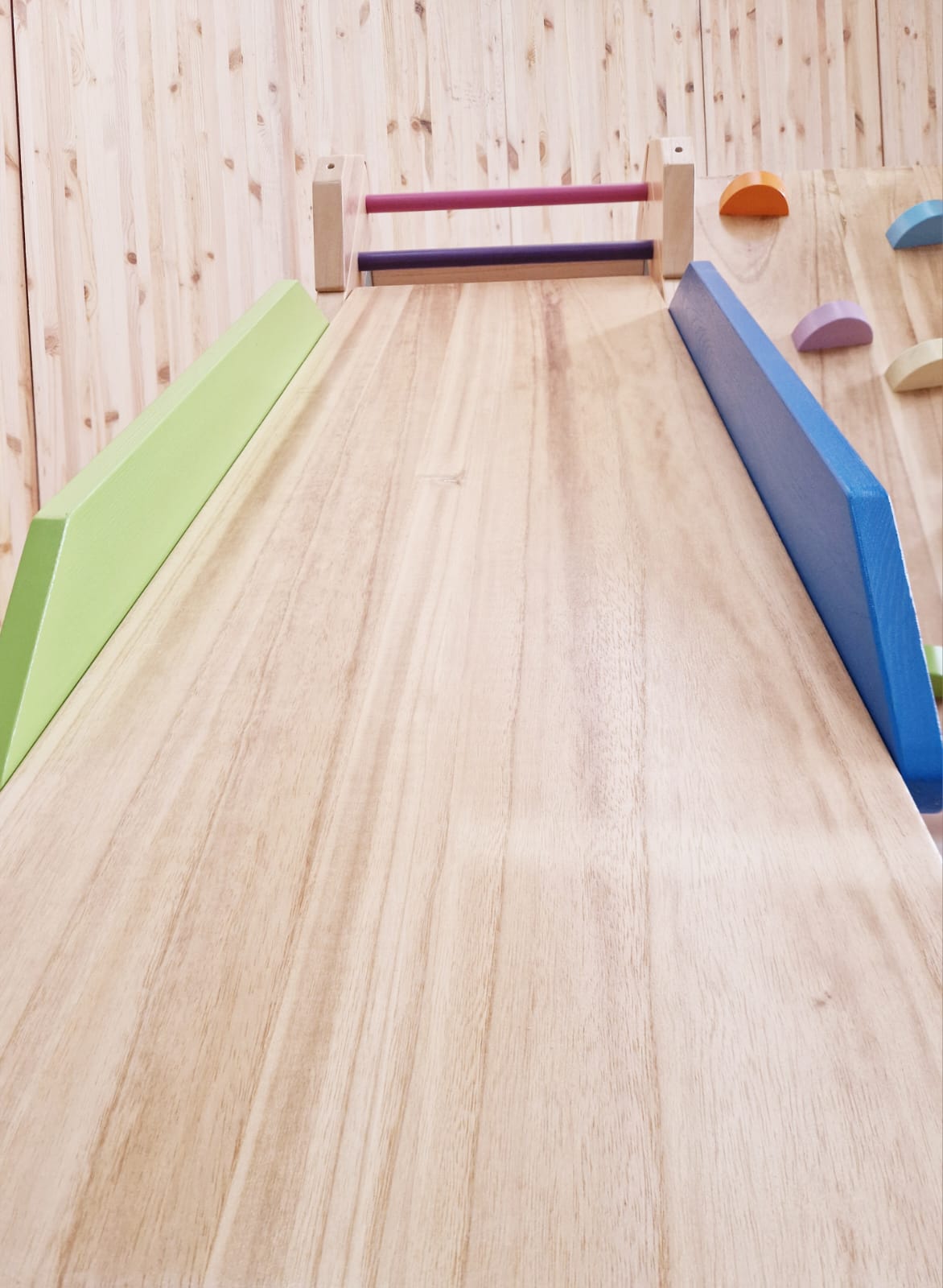 Kletterdreieck mit Rutsche aus Paulowina Holz - für Indoor und Outdoor mit 110cm Rutsche