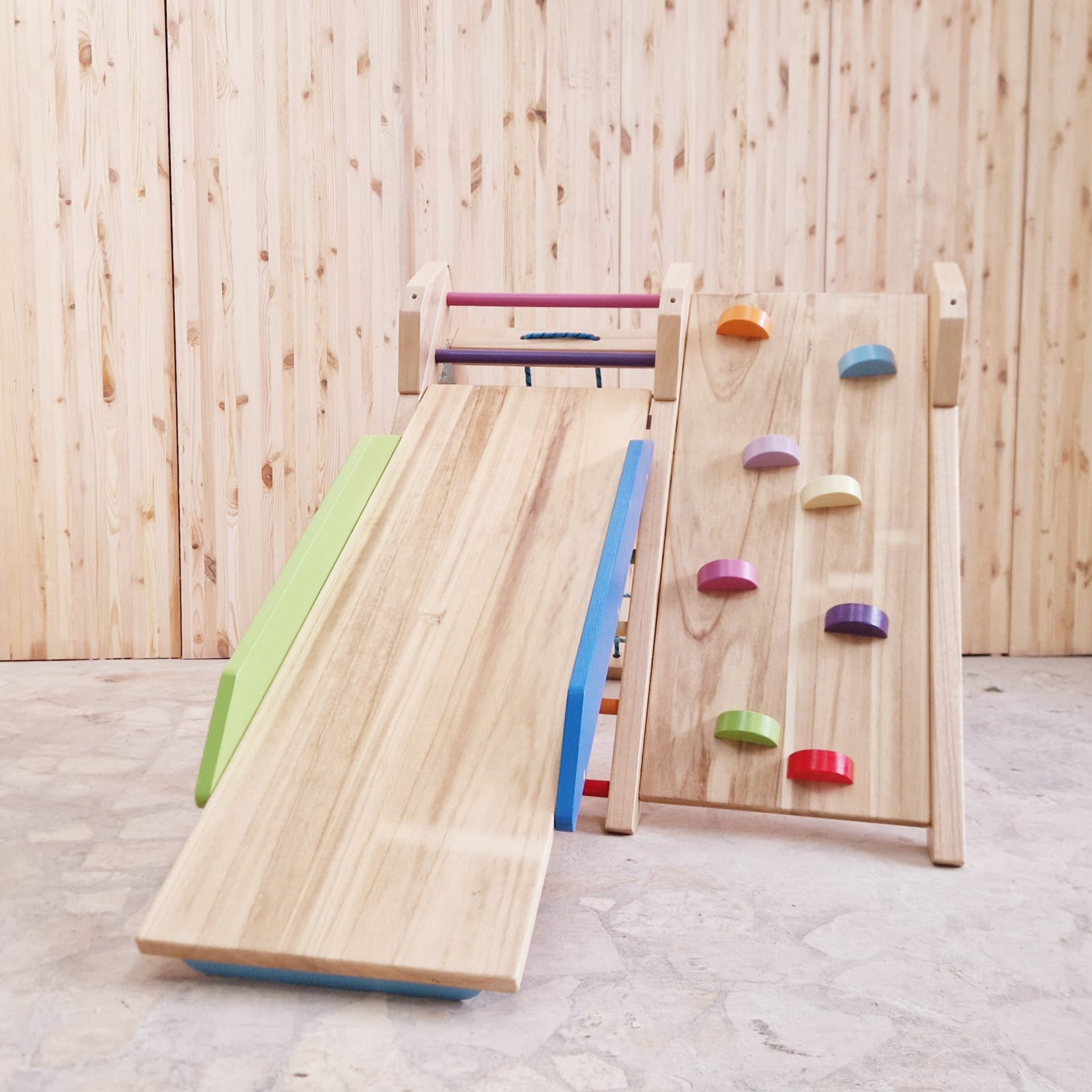 Kletterdreieck mit Rutsche aus Paulowina Holz - für Indoor und Outdoor mit 110cm Rutsche