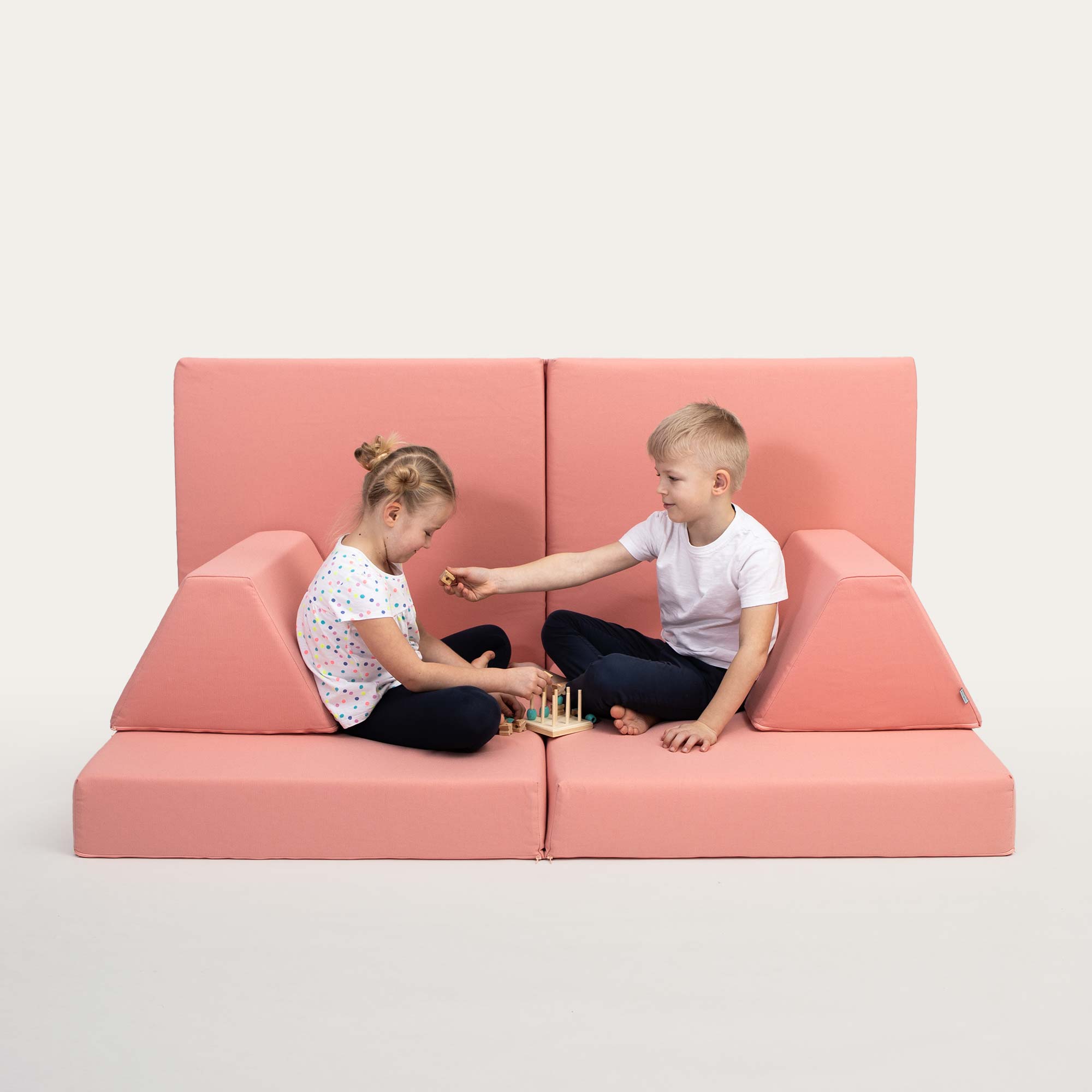 Universelles Kindersofa von monboxy in Lachsrosa