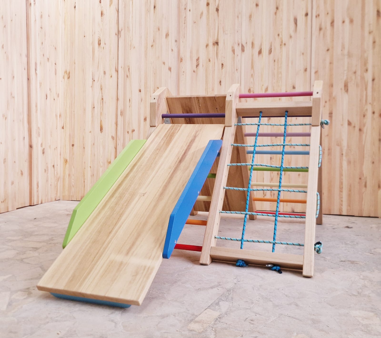 Kletterdreieck mit Rutsche aus Paulowina Holz - für Indoor und Outdoor mit 110cm Rutsche