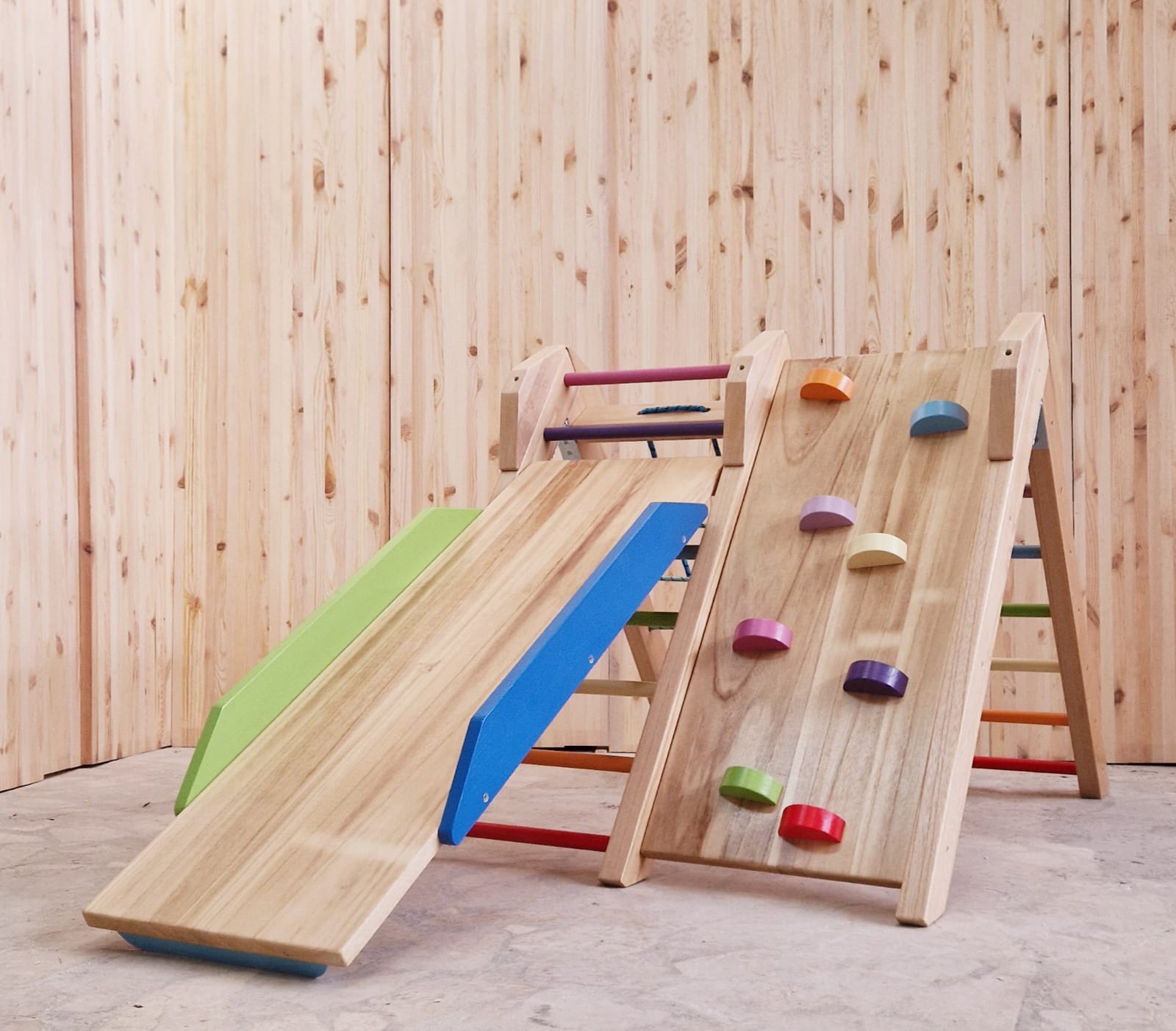 Kletterdreieck mit Rutsche aus Paulowina Holz - für Indoor und Outdoor