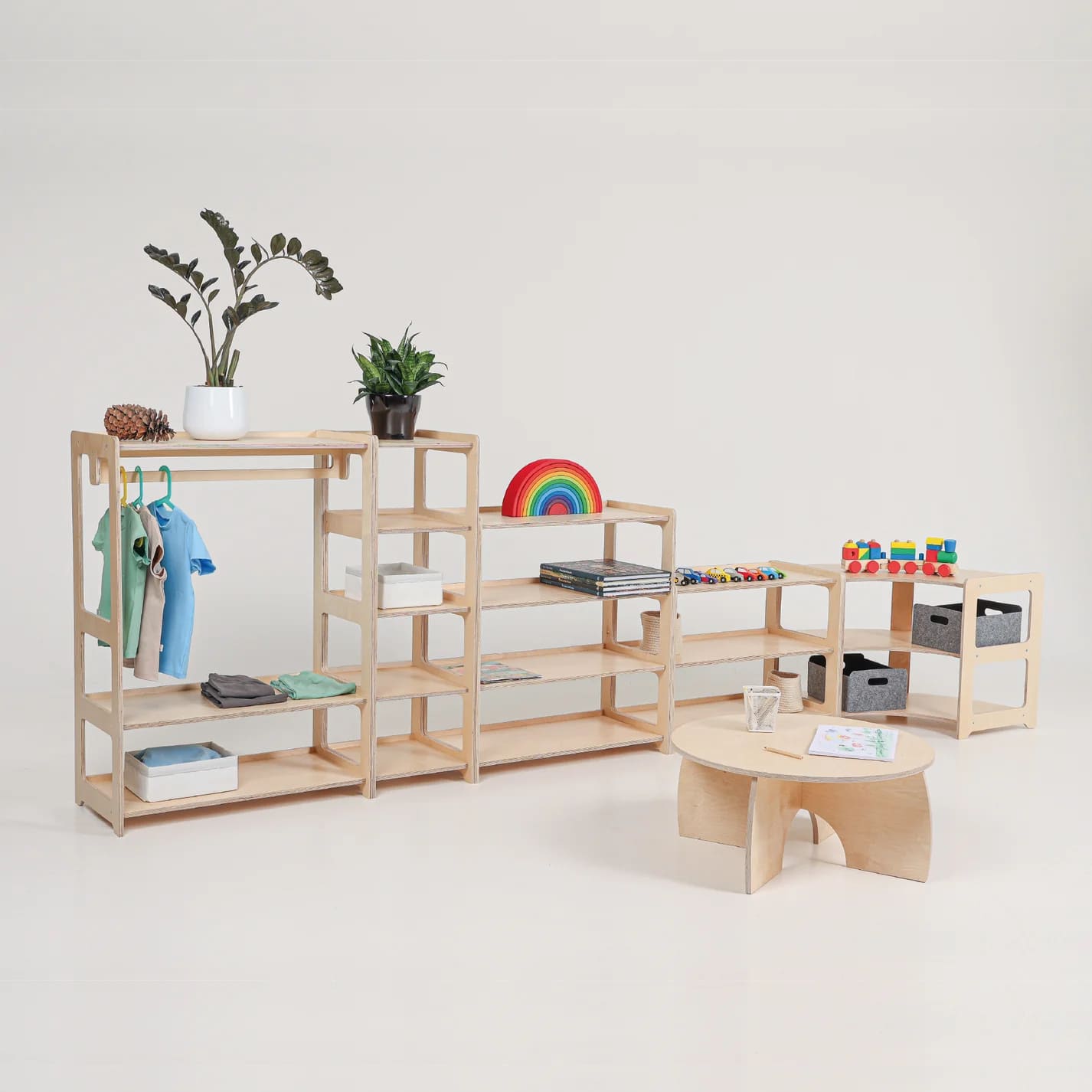 Montessori Kleiderschrank mit drei Etagen und Kleiderstange