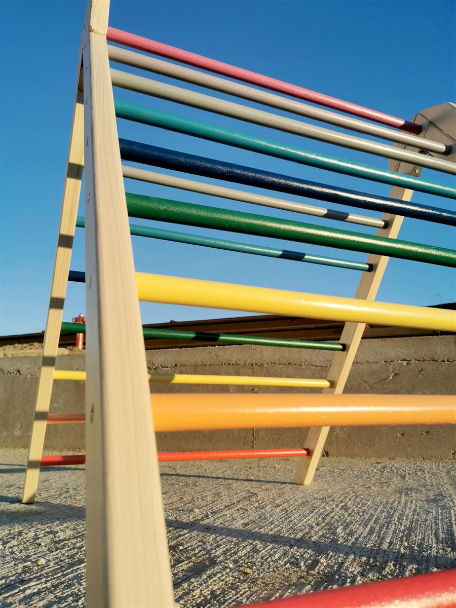 Wetterfestes Kletterdreieck mit Rutsche für Draußen und Drinnen