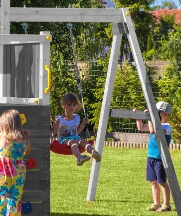 Spielturm Carol 3 in Grau/Weiß für bis zu 10 Kinder mit Rutsche, Holzdach, Griffe, Rampe, Schaukel und Kletterwand