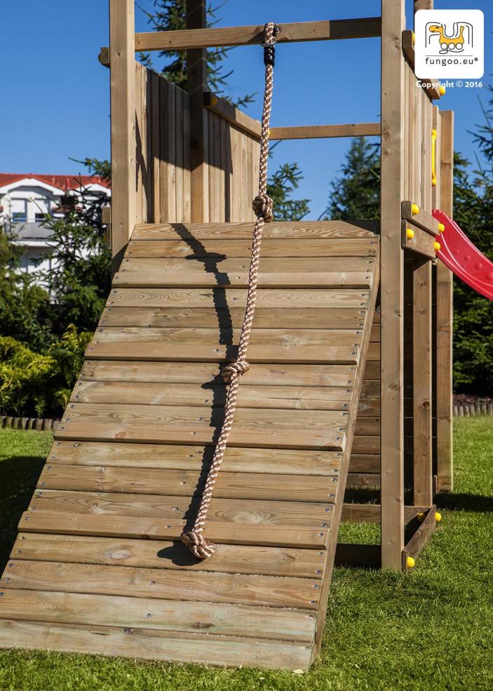 Spielturm Carol 3 in Grau/Weiß für bis zu 10 Kinder mit Rutsche, Holzdach, Griffe, Rampe, Schaukel und Kletterwand