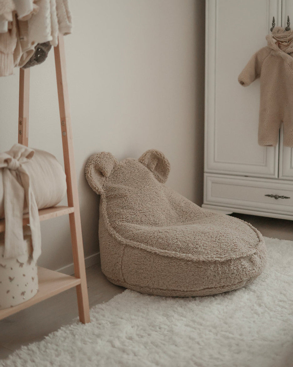 wigiwama Bär Sitzsack in Beige aus Teddy-Stoff