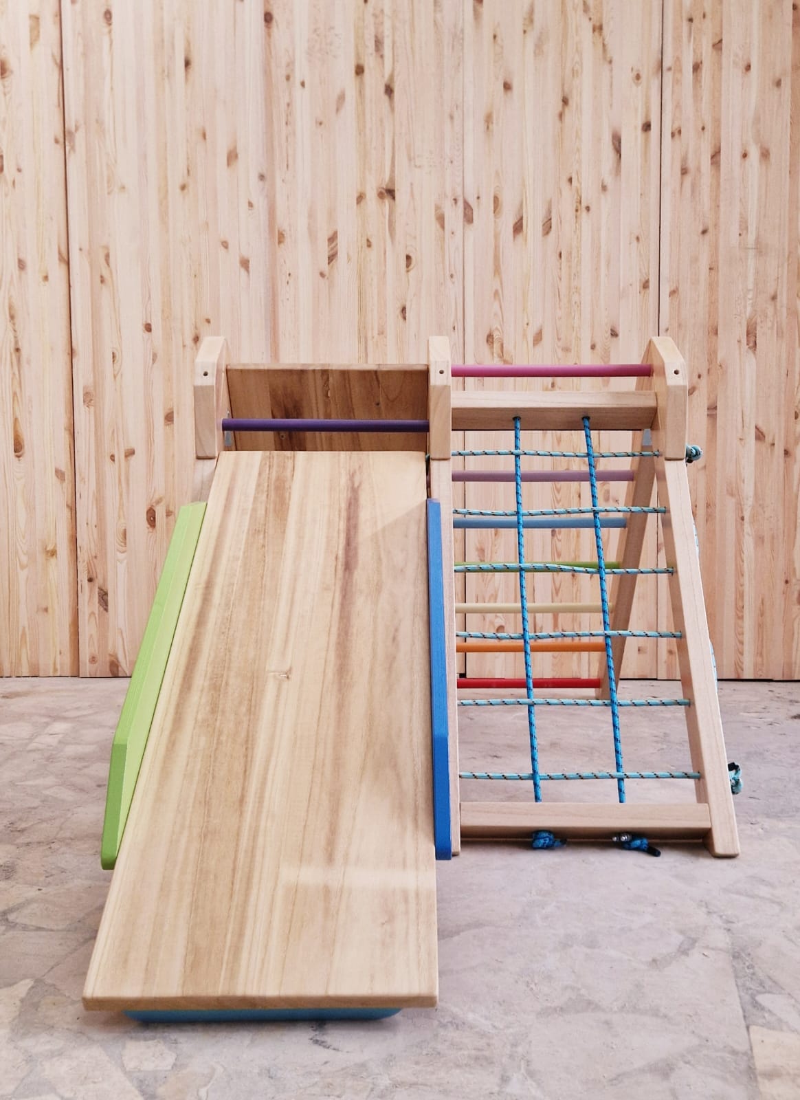 Kletterdreieck mit Rutsche aus Paulowina Holz - für Indoor und Outdoor mit 110cm Rutsche