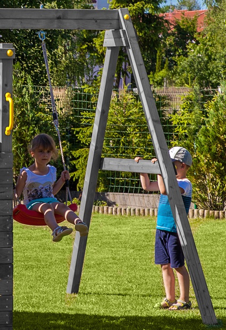 Spielturm Carol 3 in Grau für bis zu 10 Kinder mit Rutsche, Holzdach, Griffe, Rampe, Schaukel und Kletterwand