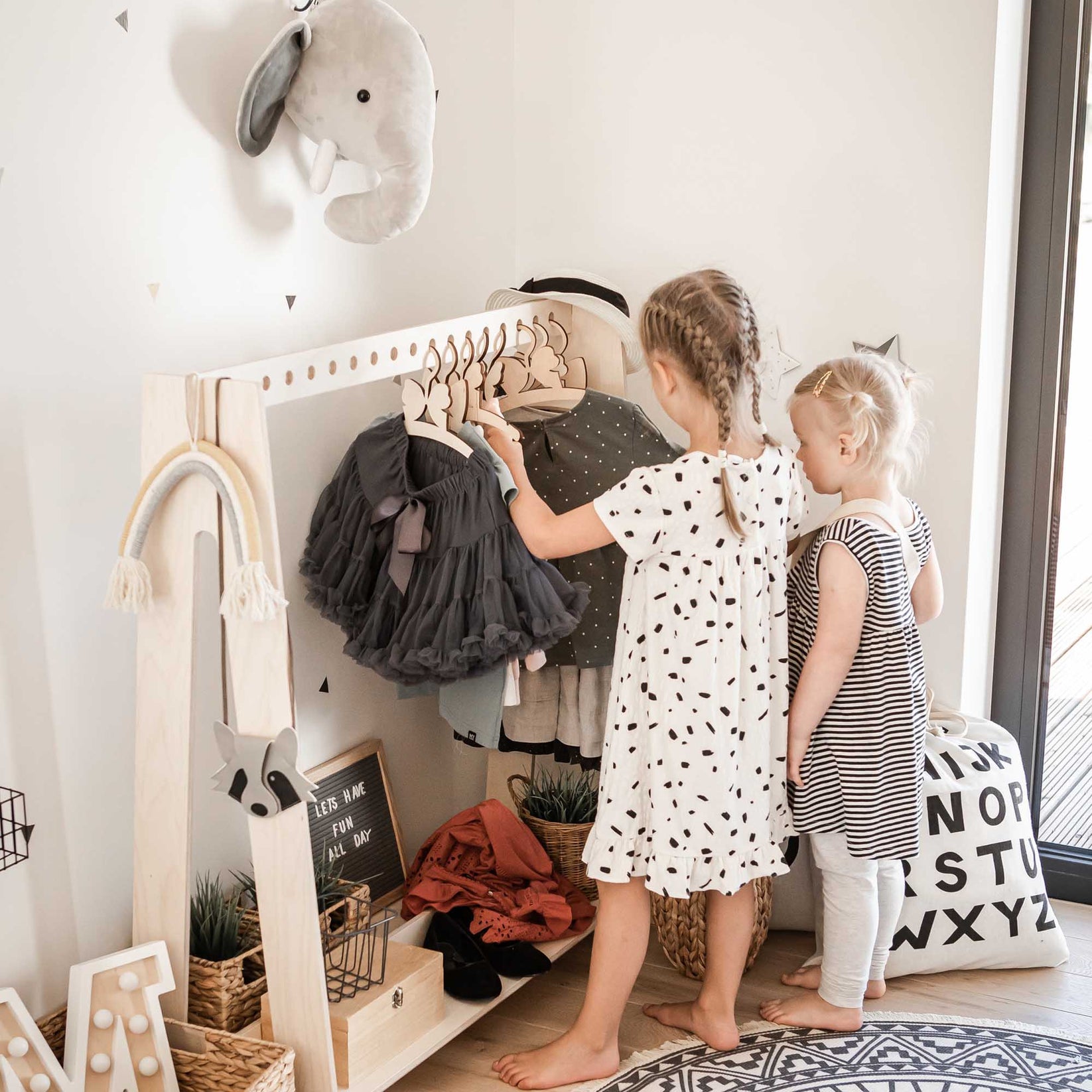 Montessori Kinderkleiderständer mit 17 Haken Weiß